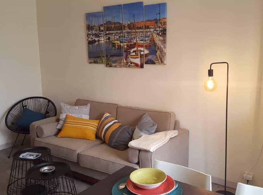 Pretty and quiet top floor 2 bedroom flat in the port area of Nice 