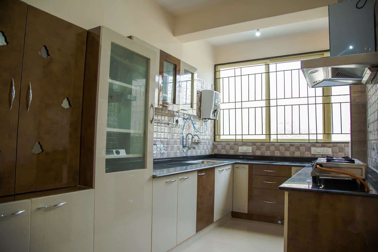 Fully-equipped kitchen at Rati Homestay in Bangalore