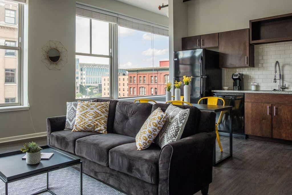  1 BR and 2 BR City Apt with View by Frontdesk