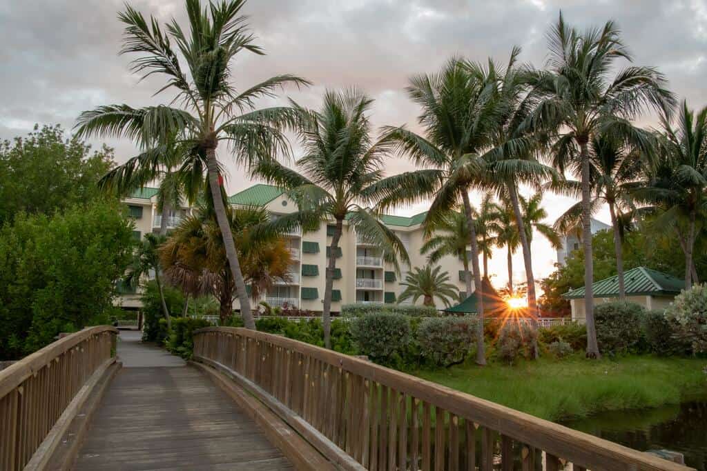 Sunshine Suite Condo Enjoy outdoor Pool and Hot tub in Paradise