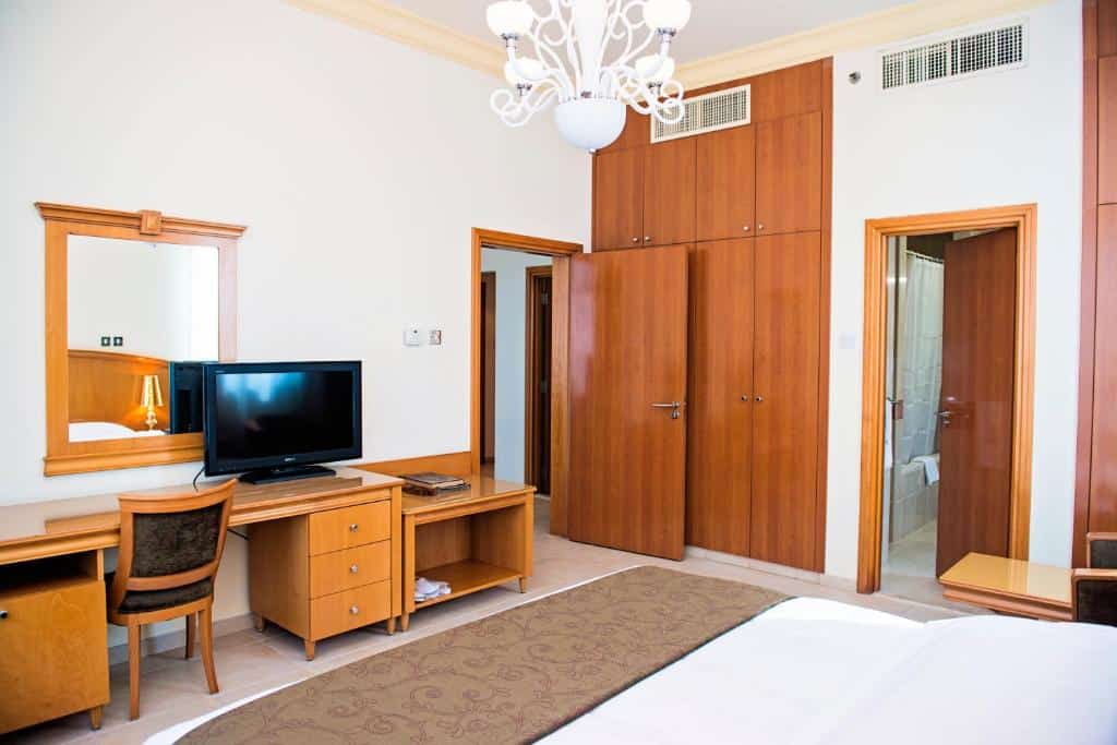 Living hall with TV at Platinum Hotel Apartments, Abu Dhabi
