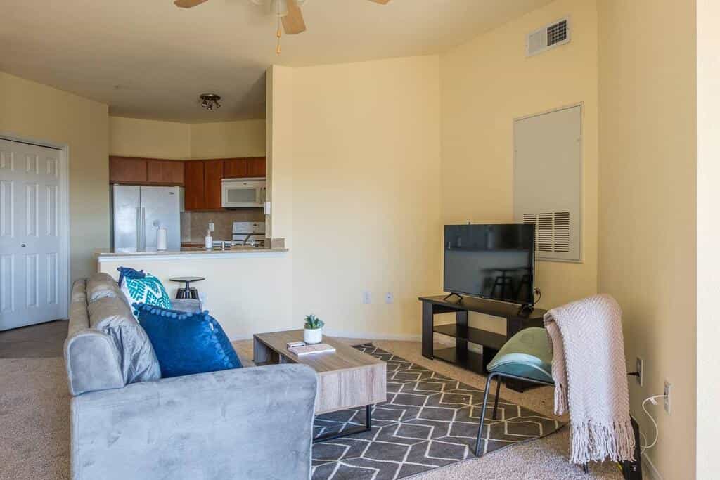 1 and 2 BR Apts in Downtown by Frontdesk