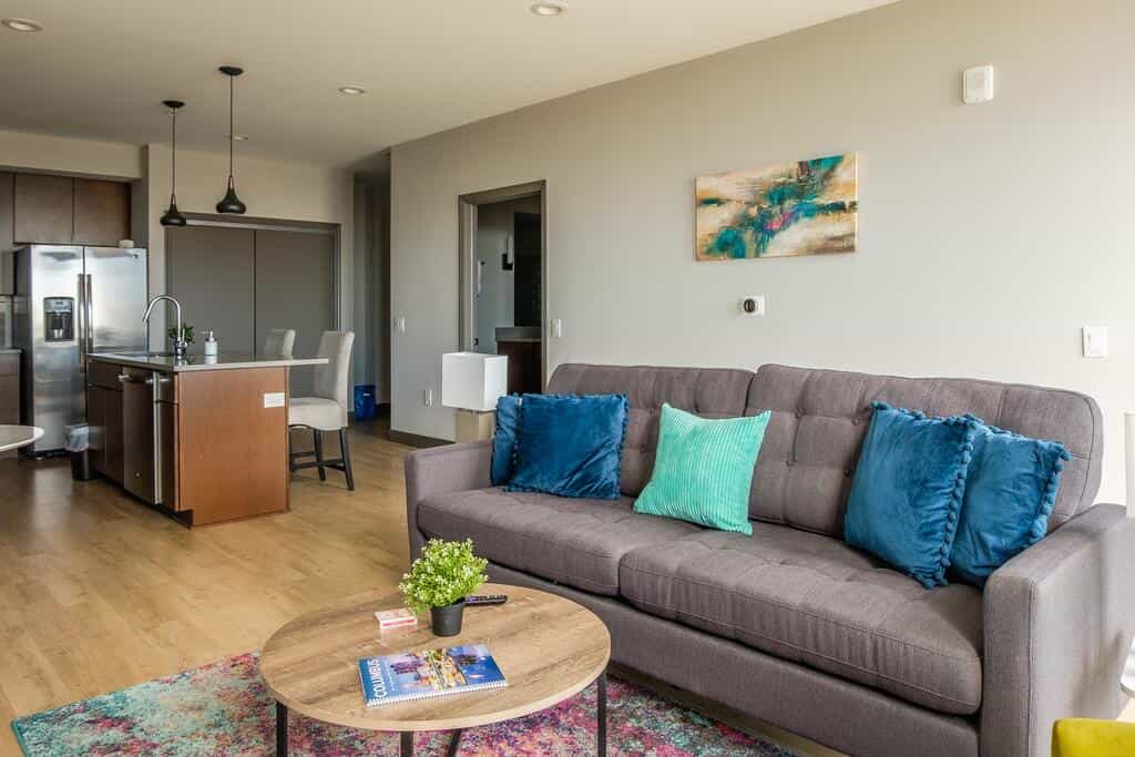 Bright and Modern Downtown Apts by Frontdesk