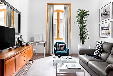 Living hall with tv at Casa di Lina serviced apartment in Rome