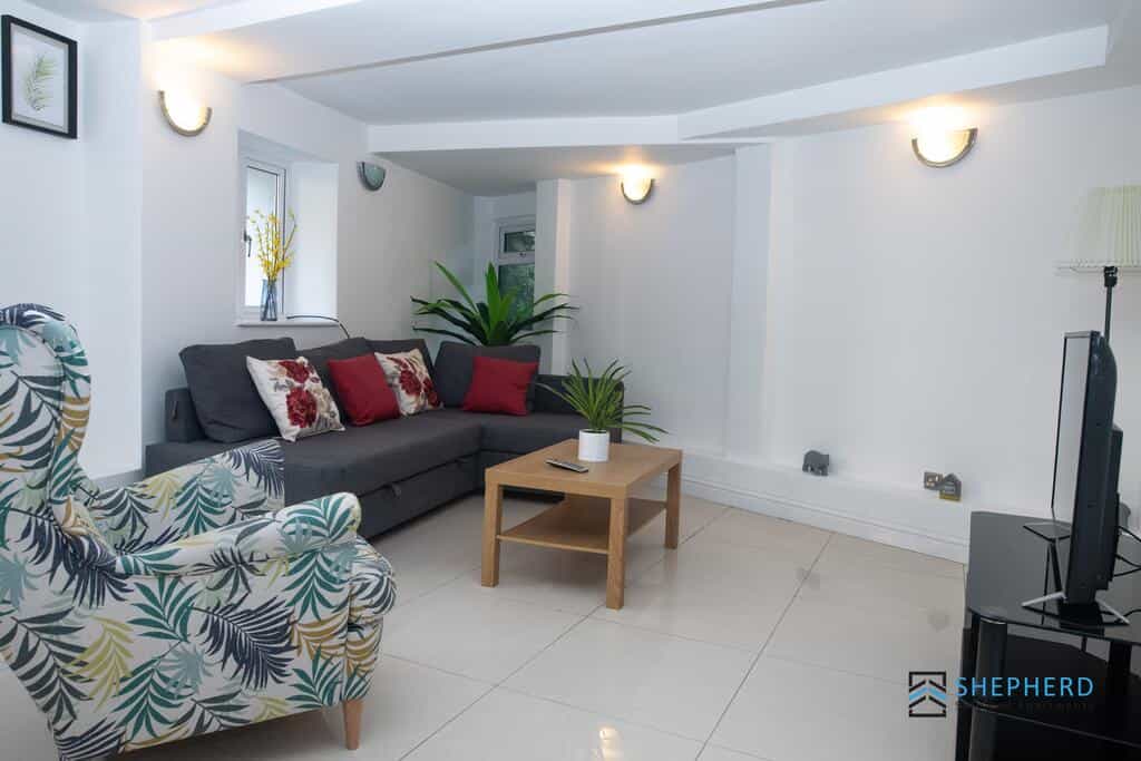 Reading City Centre Apartment with Garden by Shepherd Serviced Apartments
