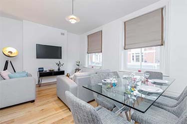 Living hall with TV at Deluxe 4 Bedroom Serviced Apartment in London