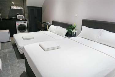 Twin beds at Deluxe Studio apartment in Singapore