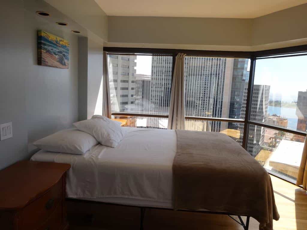 Downtown 2BR+Den free parking+Wifi AC Ocean Views