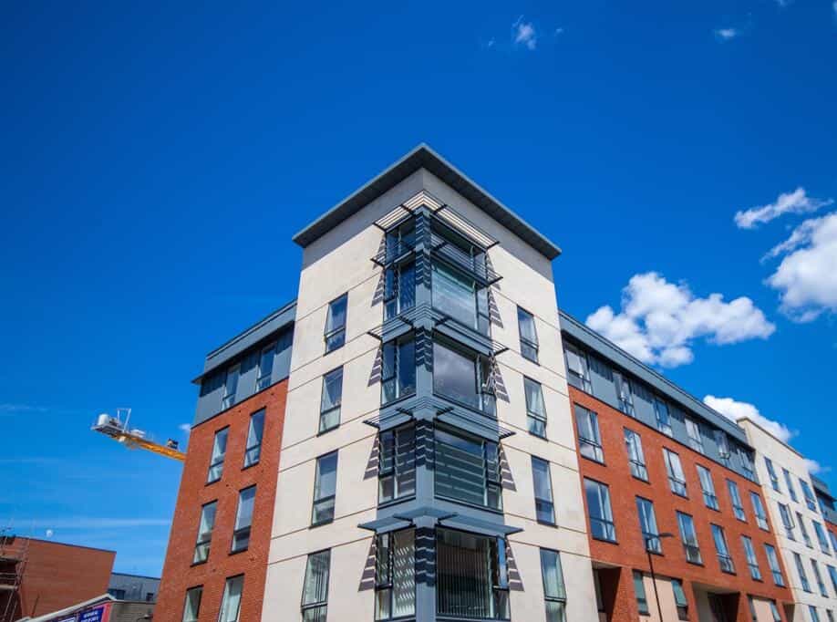Modern 2 Bedroom Flat with 2 ensuite bathrooms in Bristol for up to 4 people