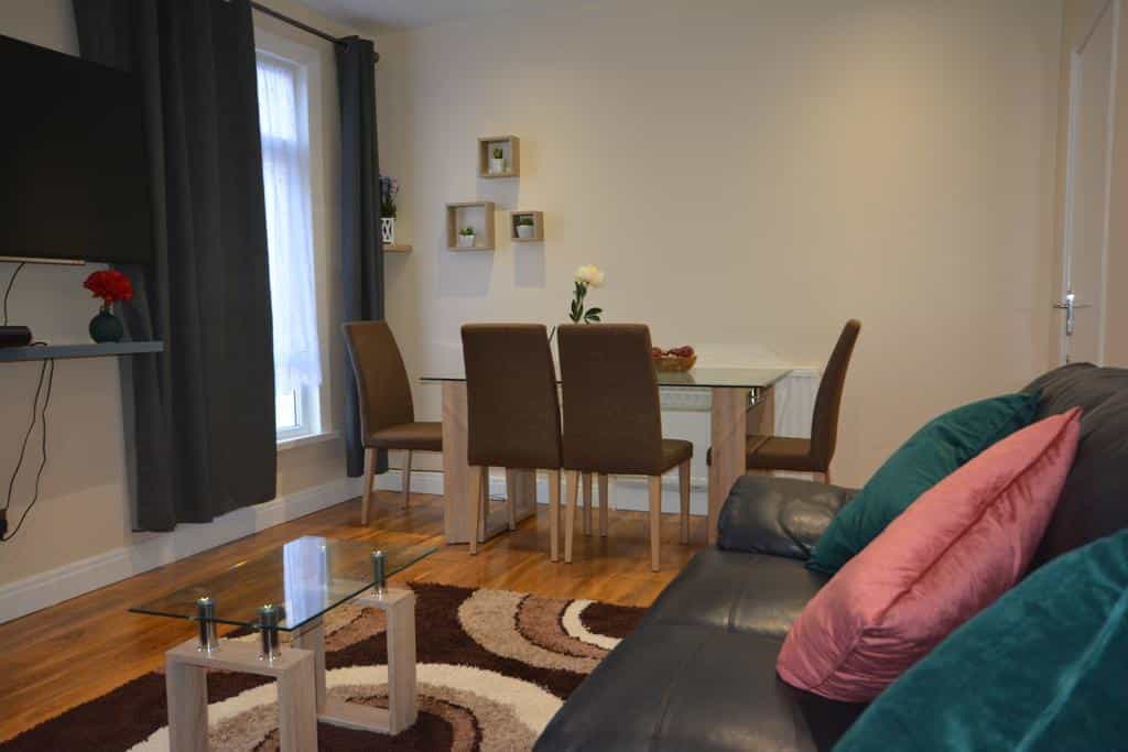 Living hall with tv at Modern 4 Bedroom serviced Apartment in London