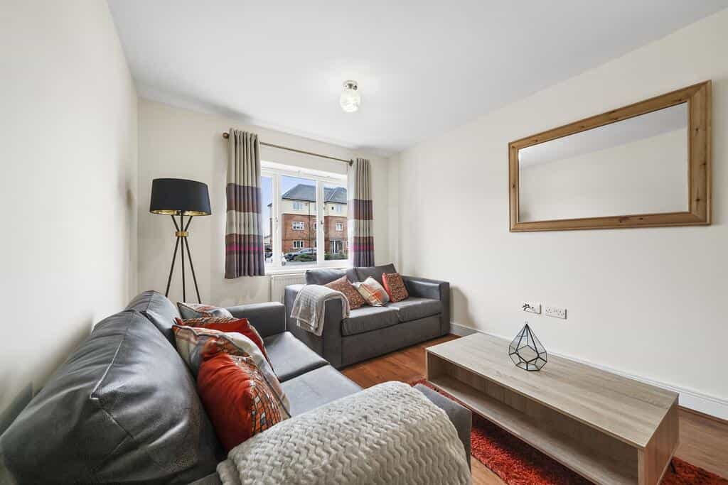 London Heathrow Living Holywell Serviced Houses - 4 bedroom 9 single beds