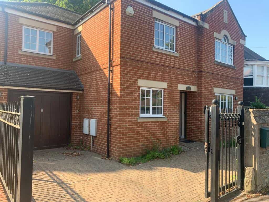 3 bedroom house in Reading