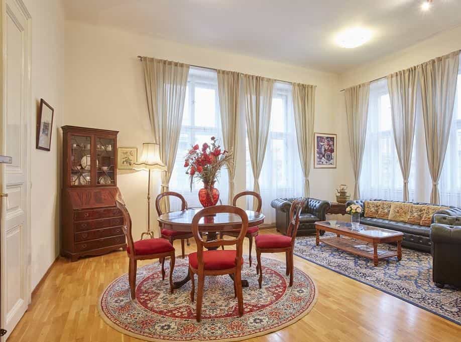 Large Central 4 Bedroom Apartment