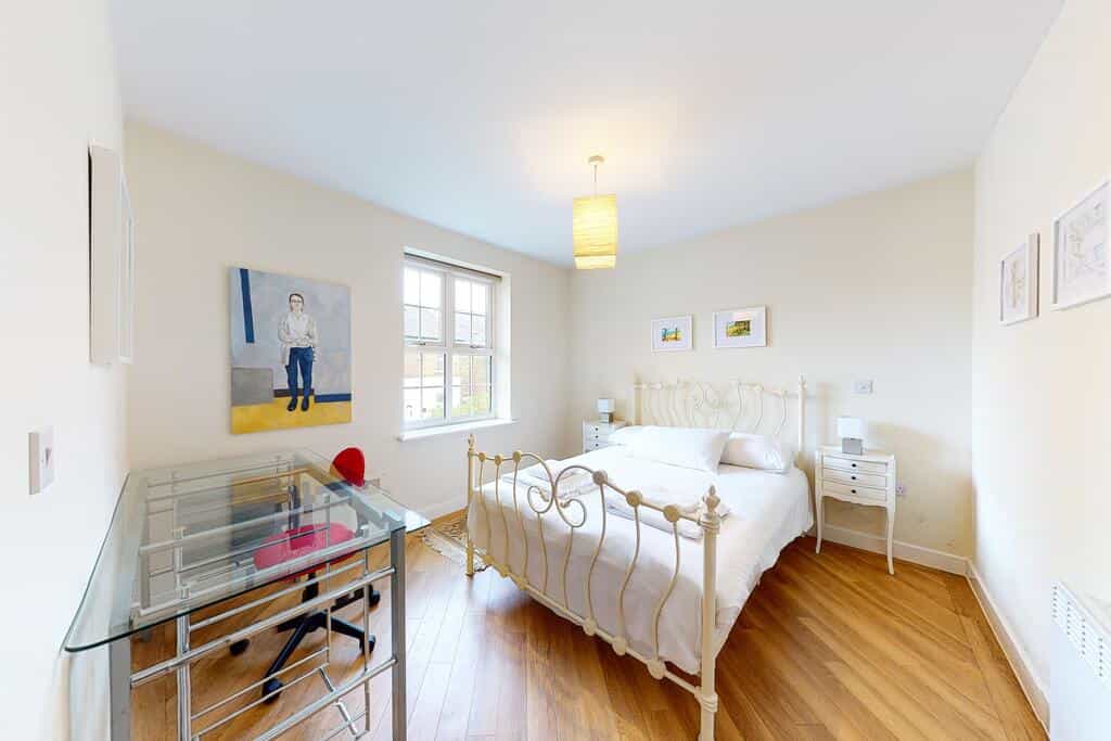 Modern 2 Bedroom, 2 Bath Flat with private parking in Acton near Chiswick Park