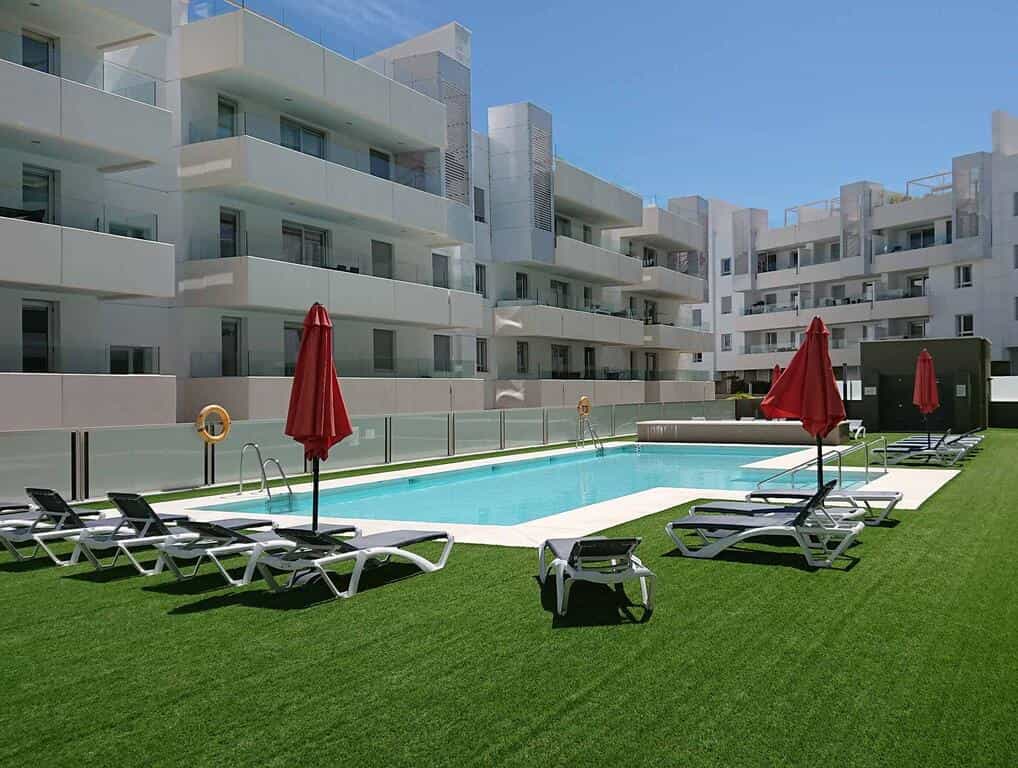 38 - Modern 2 bed apartment in Urb. Aqua with pool views. Close to the beach and town center