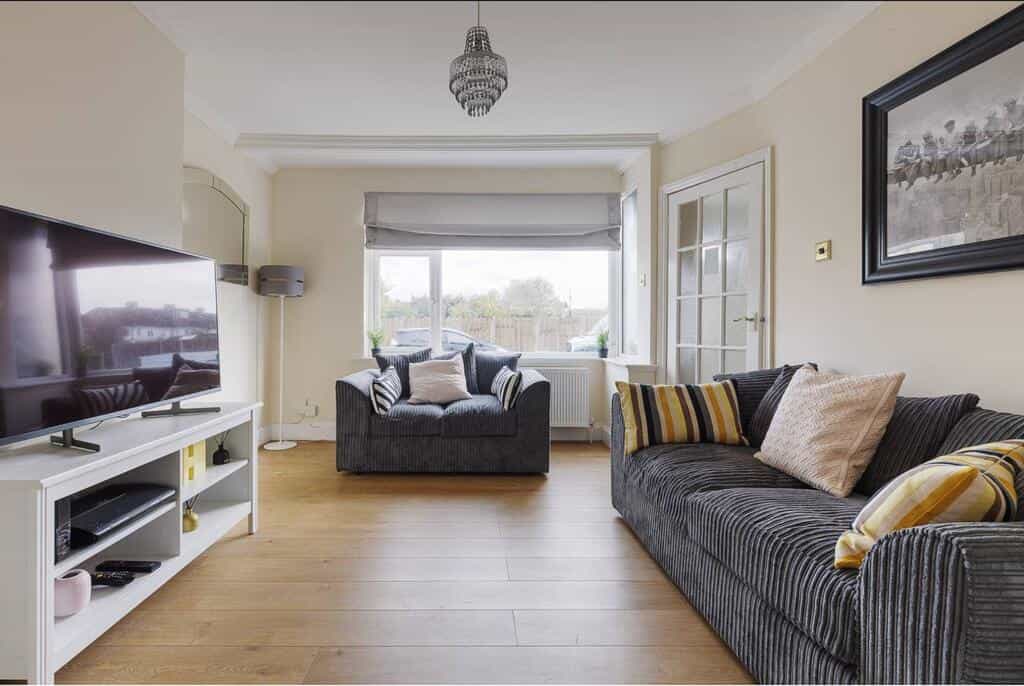 Modern 4 bedroom house in Heathrow, London