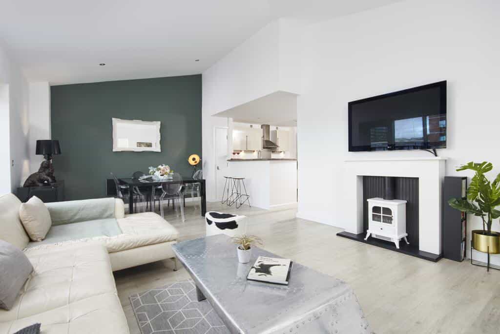 Penthouse Apartment, Sheffield City - with Parking and Balcony