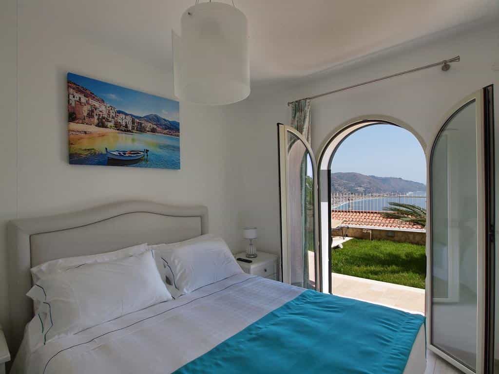 Taormina Apartment Sleeps 12 Air Con WiFi
