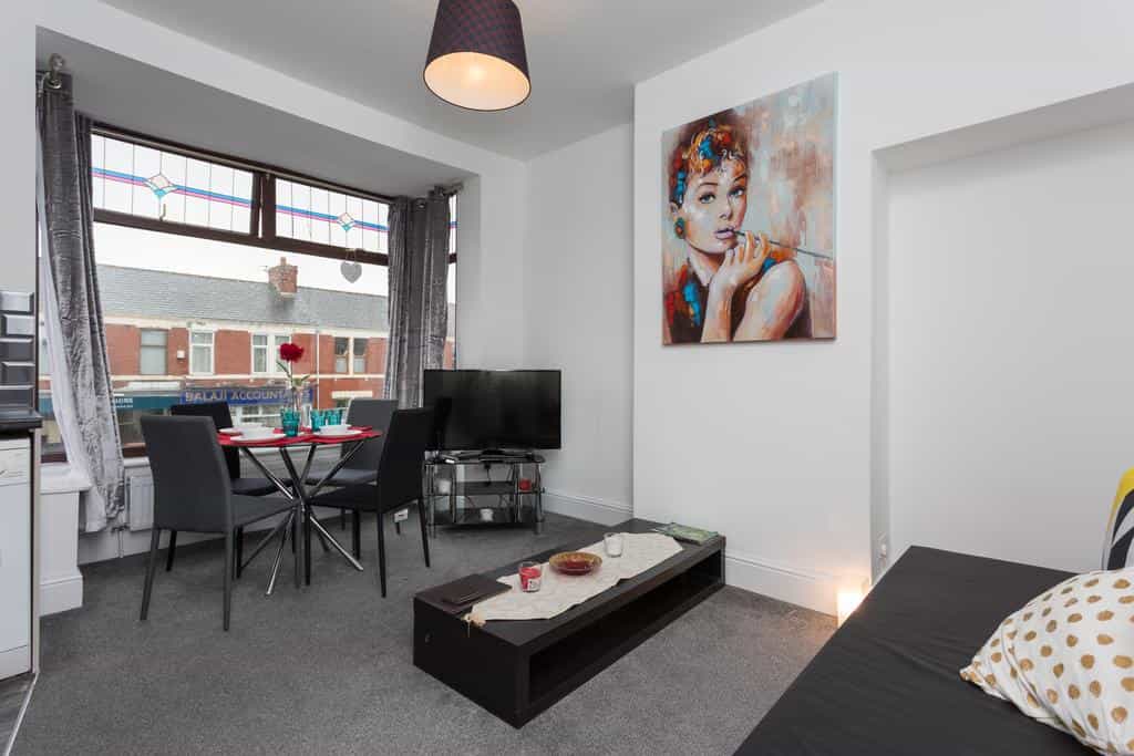 Preston Blackpool Road Apartment - Sleeps 6 - Ideal Location