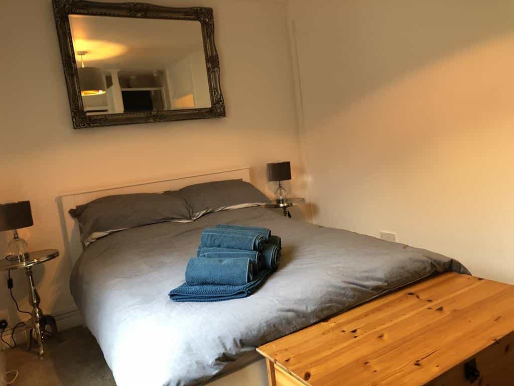 Refurbished city centre pad sleeps 4