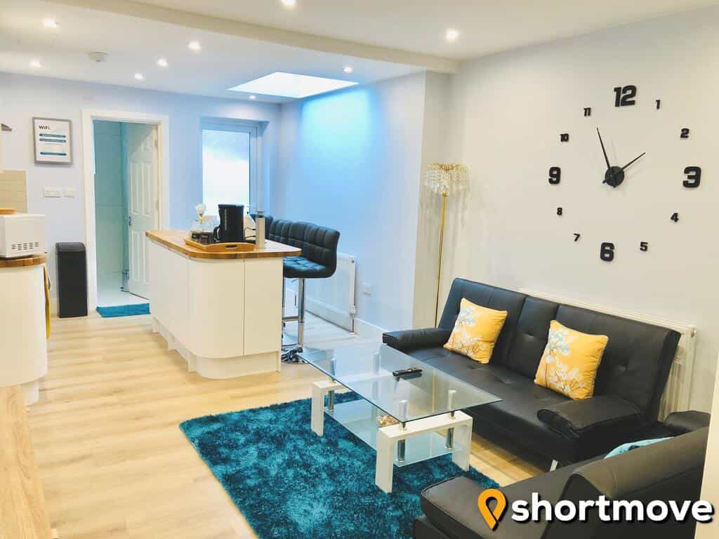 SHORTMOVE - Sleeps 7, Train Station, Families, Contractors