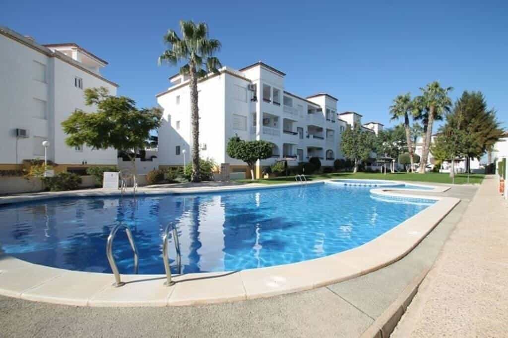 Stunning Top Floor Corner Apartment in Villamartin with Communal Pool