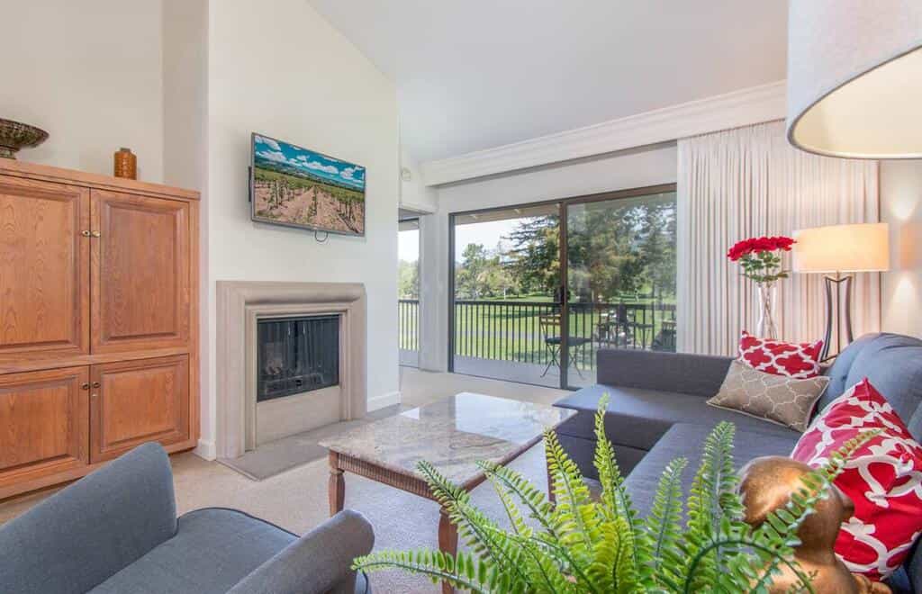 Best Golf 1BD Suite with Golf Course Views 