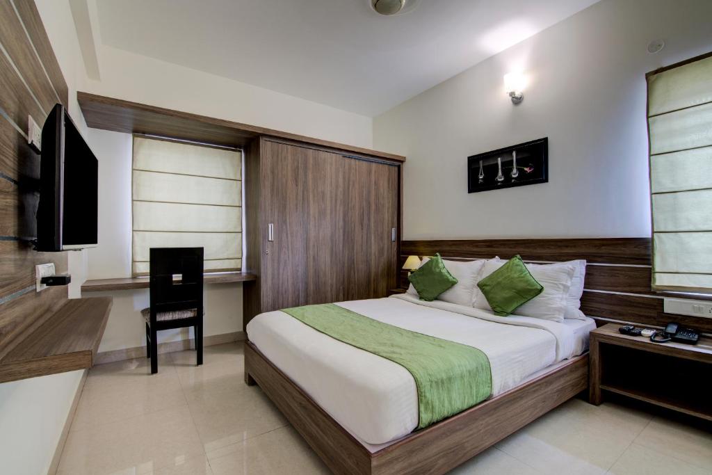 Spacious bedroom with modern amenities at Sunshine Service Apartment in Bangalore