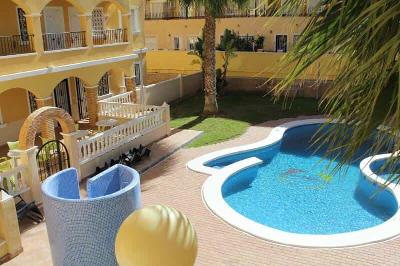 Comfortable Two Bedroom Apartment with Communal Pool, Aircon and Free Wi-Fi